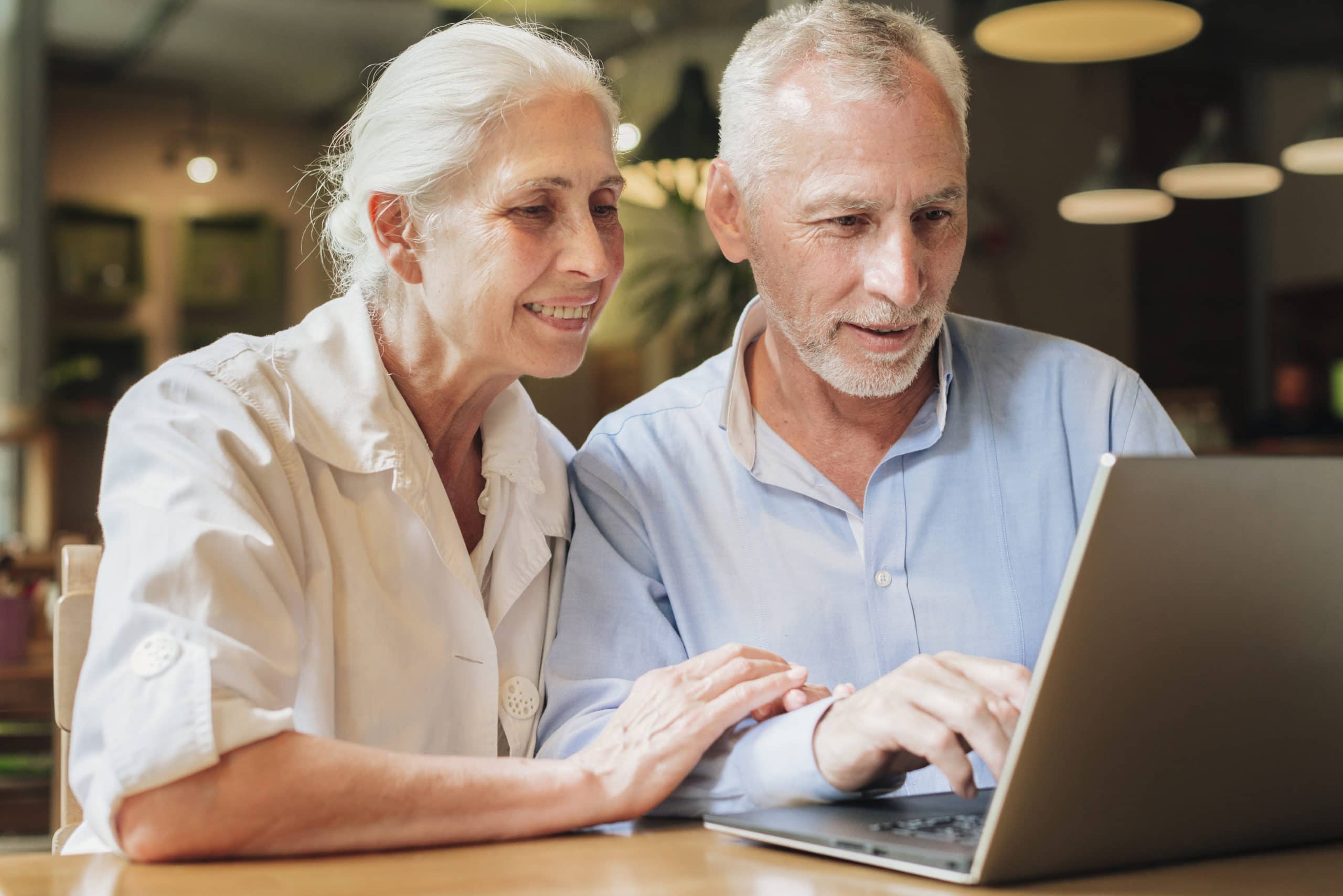 mittlere-schuss-altes-ehepaar-mit-einem-laptop