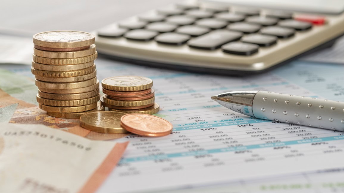 24 Stunden Pflege Kosten berechnen mit Taschenrechner und Geld