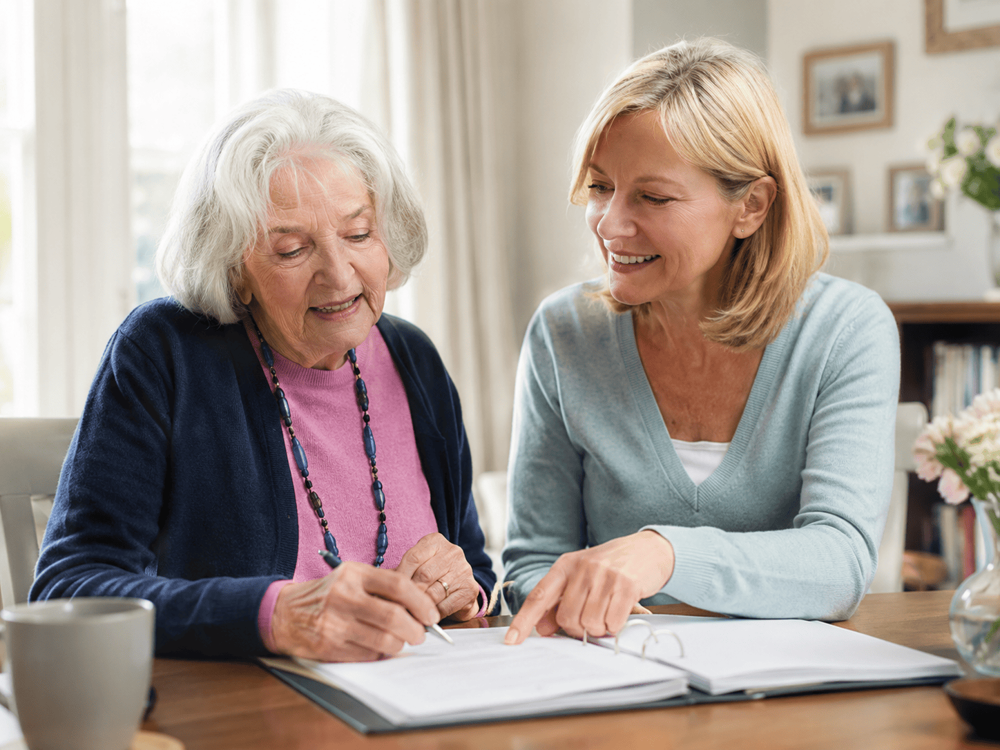 Seniorin und Angehörige besprechen den Ablauf der 24 Stunden Pflege zu Hause