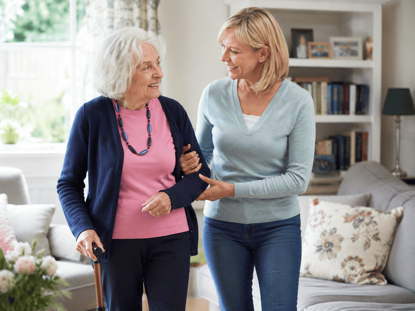 Betreuungskraft begleitet Seniorin im Alltag zu Hause