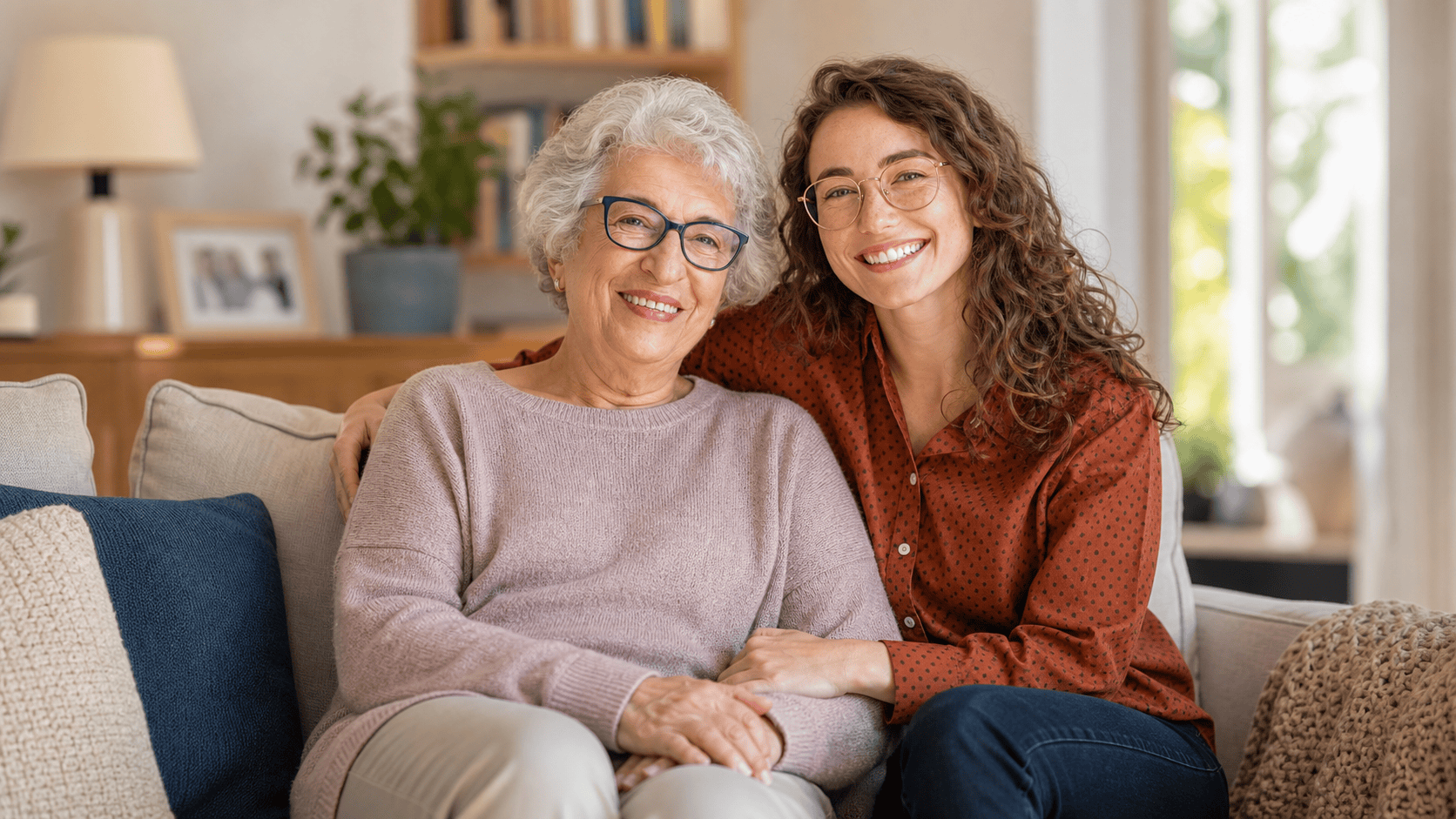 Osteuropäische Pflegekraft unterstützt eine Seniorin zu Hause