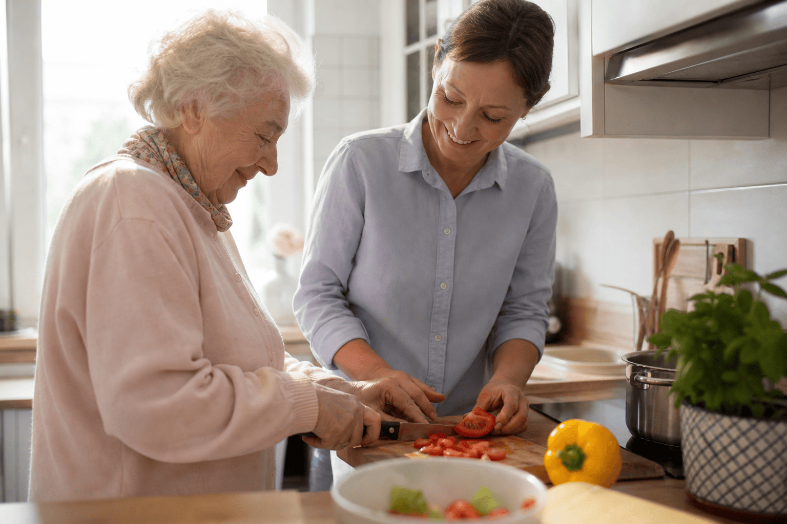 Ältere Person und Betreuungskraft bereiten gemeinsam eine Mahlzeit zu.