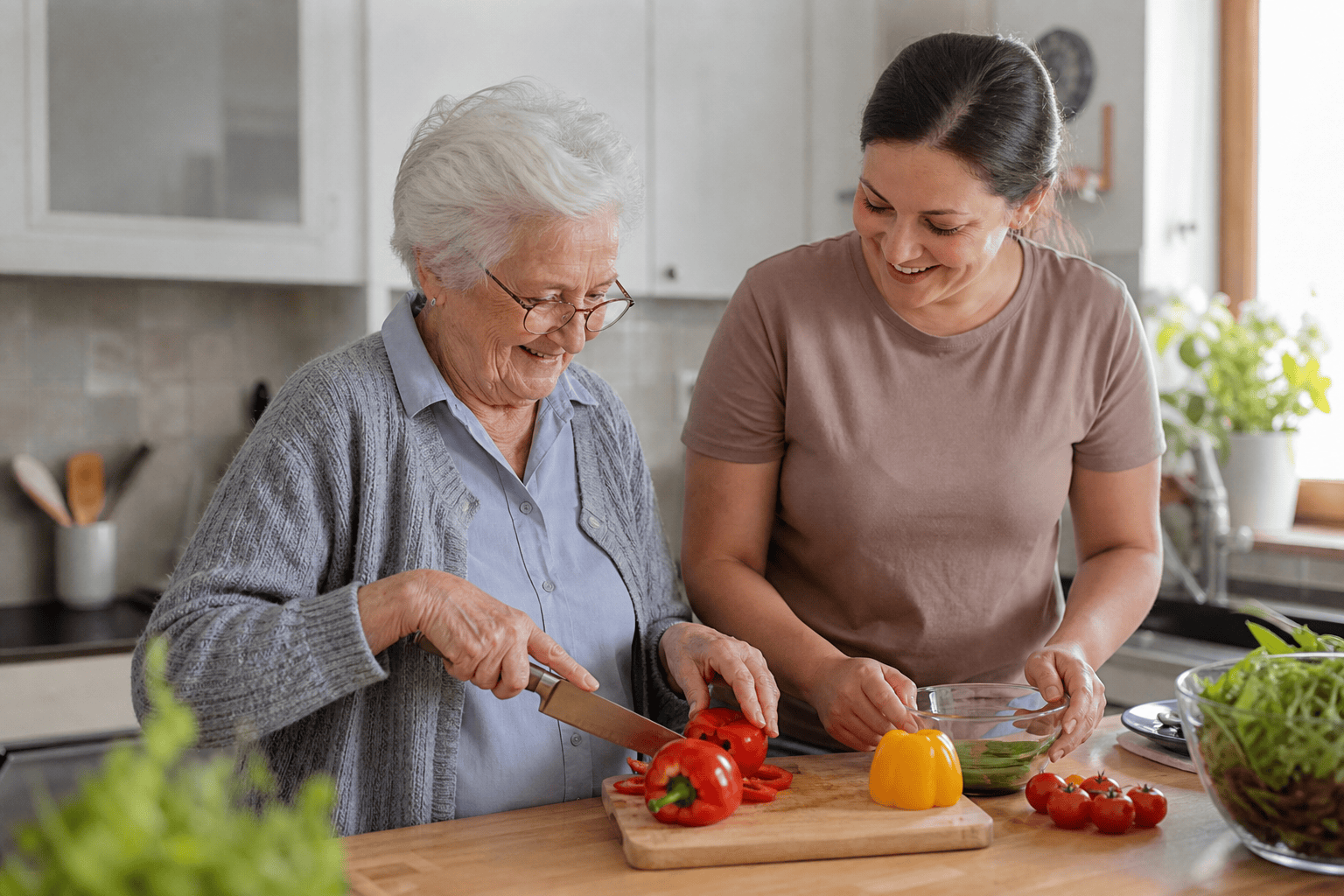 Ältere Person und Betreuungskraft bereiten gemeinsam eine Mahlzeit zu