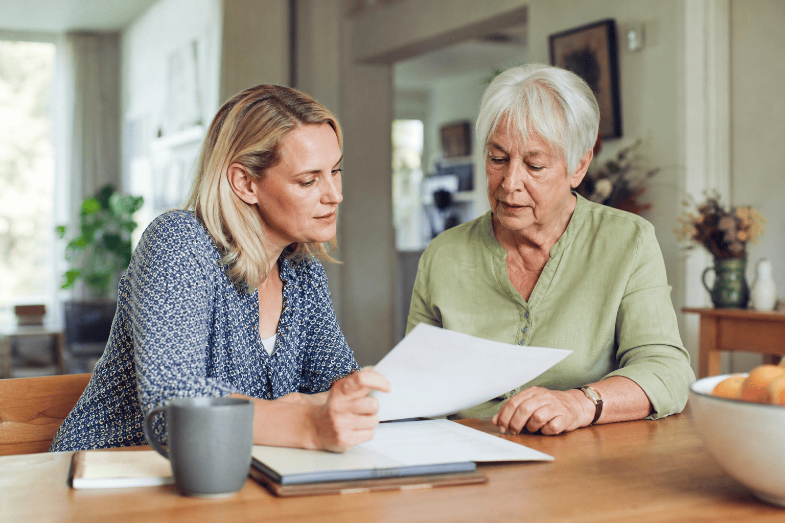 Angehörige und ältere Person besprechen eine Verordnung für Behandlungspflege
