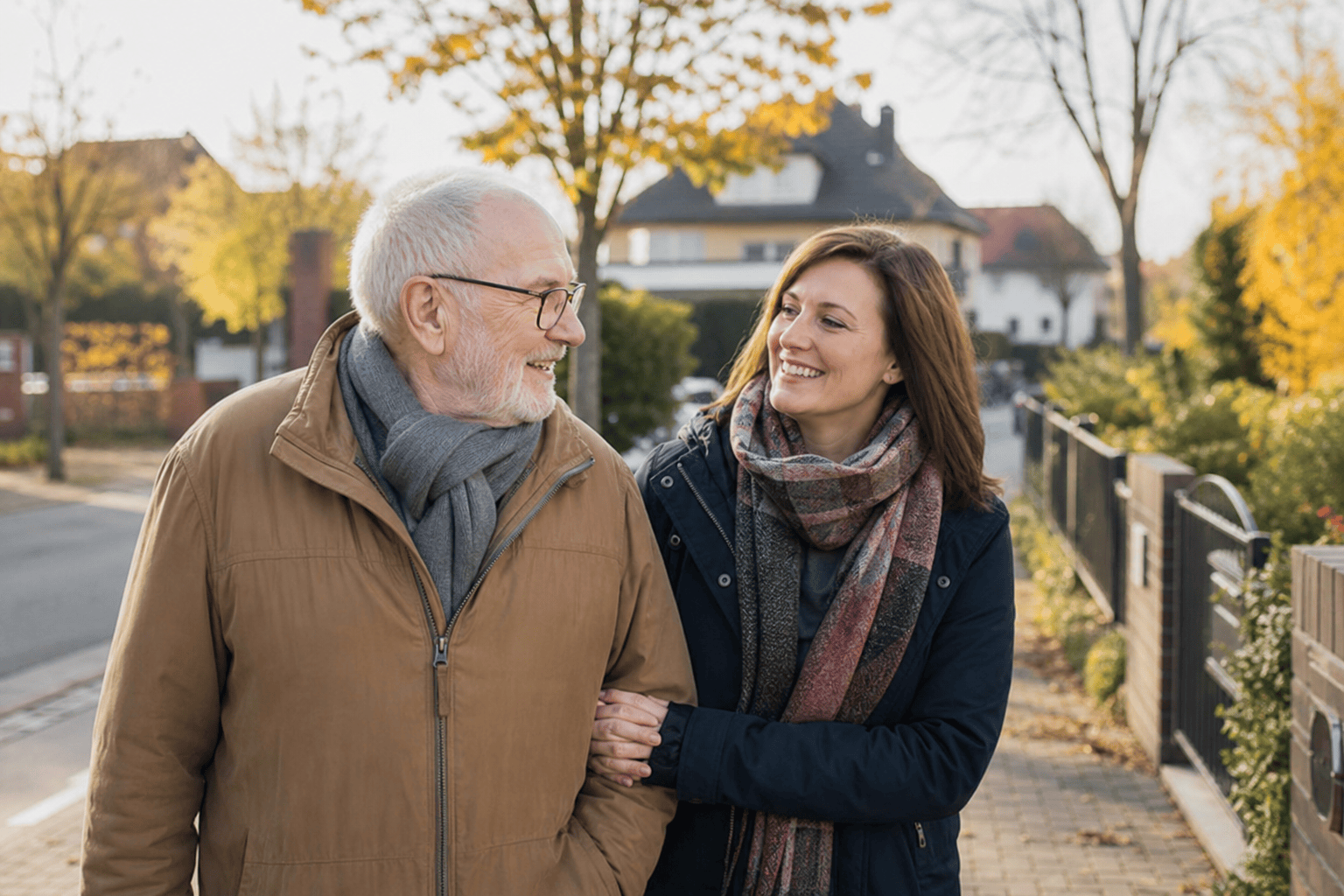 Älterer Mann und seine Tochter sprechen bei einem Spaziergang miteinander