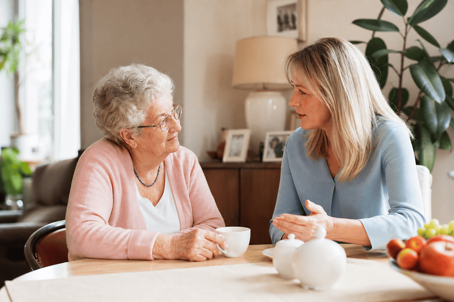 Ältere Person und Angehörige sprechen über Unterstützung im Alltag