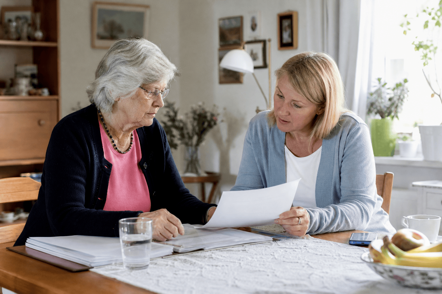 Angehörige vergleichen gemeinsam Pflegeheim und häusliche Betreuung