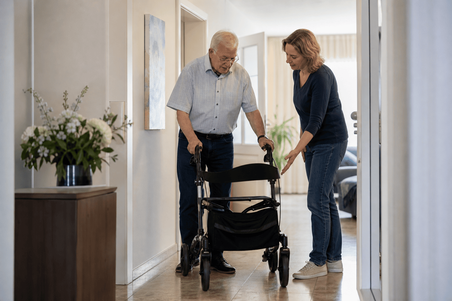 Ältere Person und Angehörige prüfen einen Rollator in einer Wohnung.