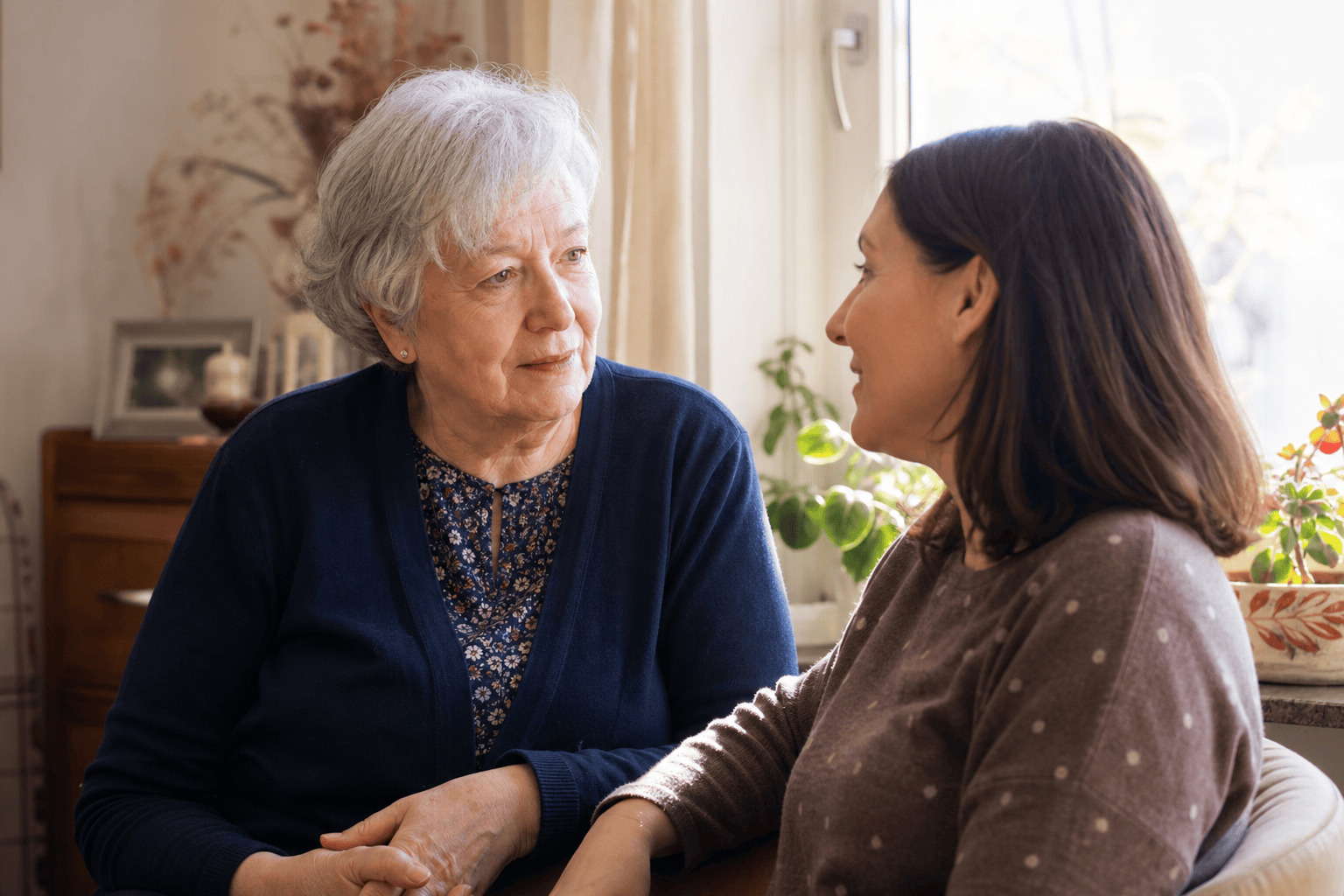 Eine ältere Frau und ein Angehöriger besprechen die passende Wohnform.