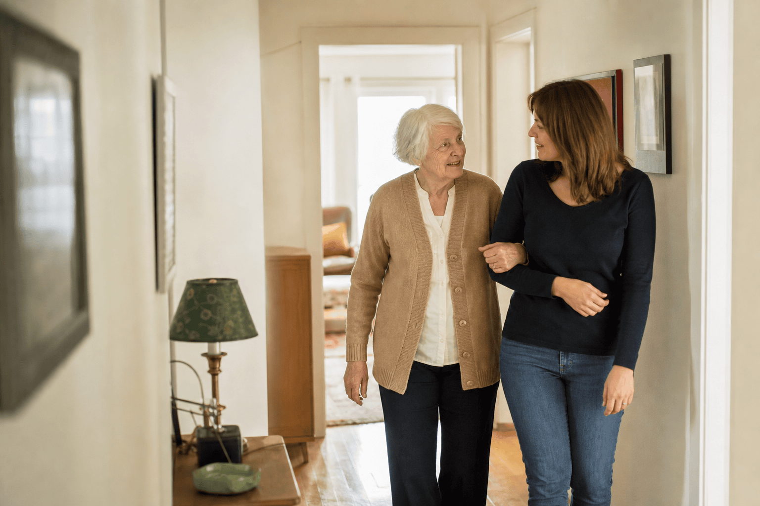 Ältere Person erhält Begleitung durch einen Angehörigen zu Hause.