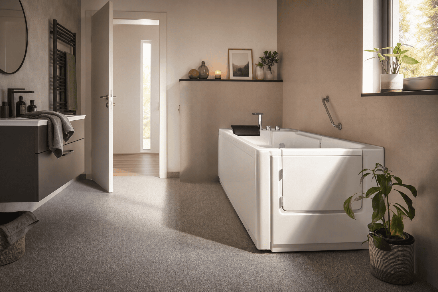 Sitzbadewanne mit freiem Türbereich und Haltegriff in einem Badezimmer.