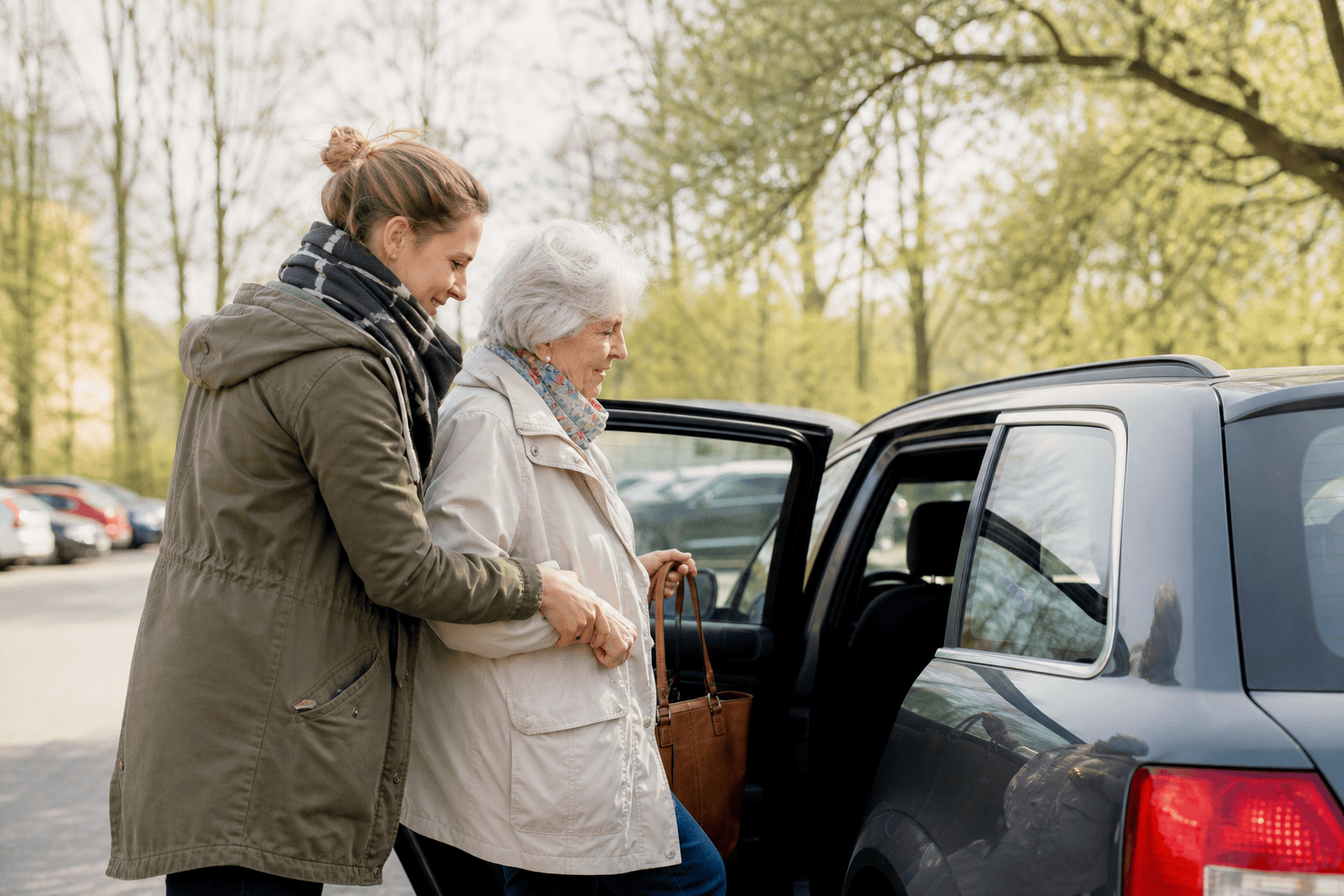 Angehörige begleitet eine ältere Person bei der entspannten Rückfahrt