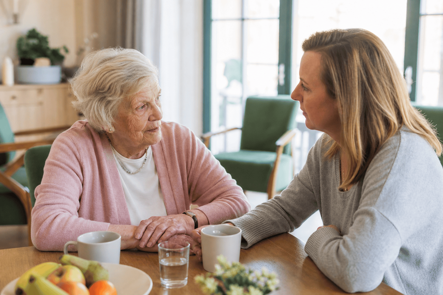 Ältere Person und Angehörige in einer wohnlichen Pflegeeinrichtung
