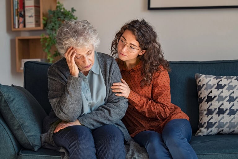 Begleitung eines Seniors im Garten als Beispiel für Betreuung zu Hause