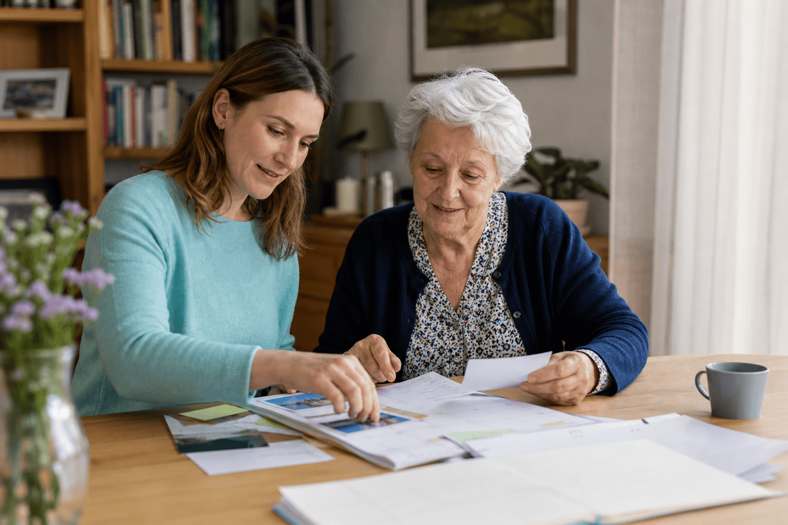 Angehörige und ältere Person bereiten eine Checkliste für die Auszeit vor