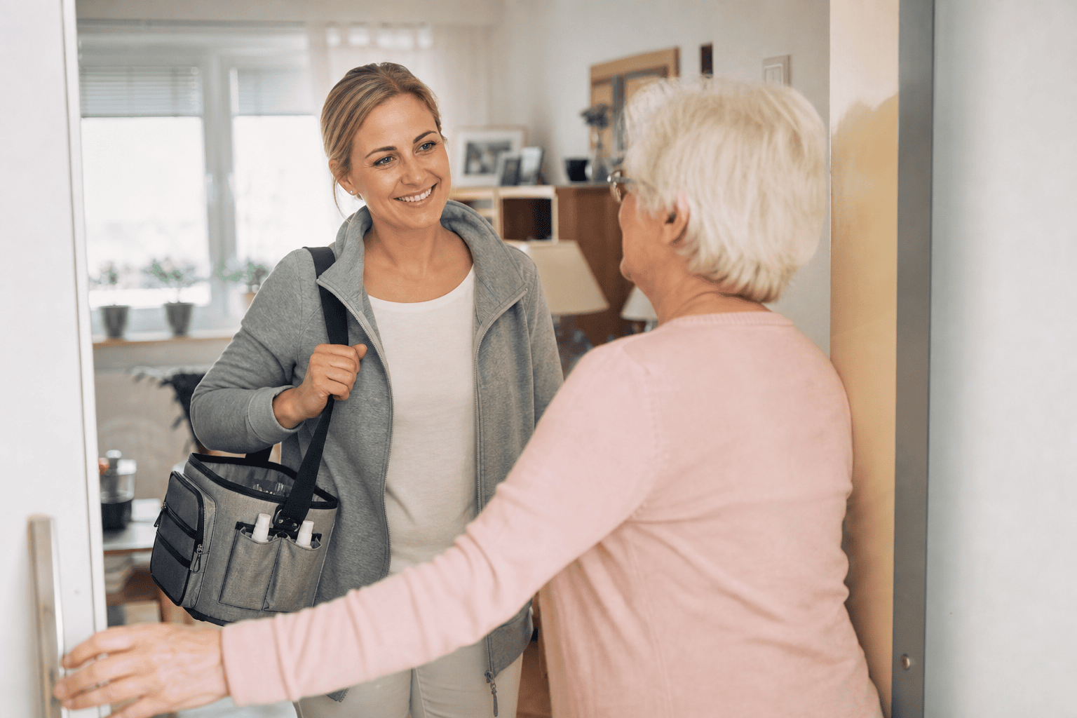 Mobile Fußpflegekraft kommt zu einem Hausbesuch